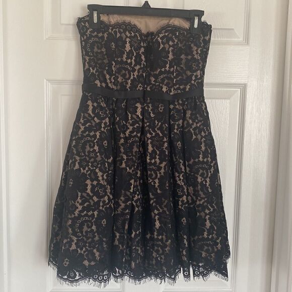Neiman Marcus Target Robert
Rodriguez Black Lace Strapless Formal
Dress Size 2 - Picture 4 of 12